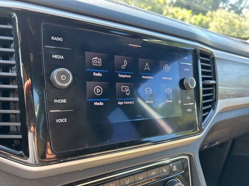 Certified 2022 Volkswagen Atlas Cross Sport SE image 25