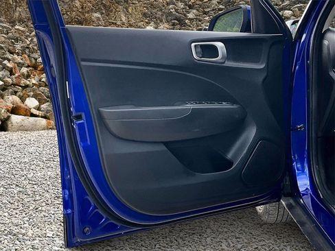 Used 2025 Hyundai Venue SEL image 21