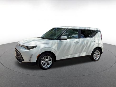 Used 2025 Kia Soul LX w/ LX Technology Package FWD image 8