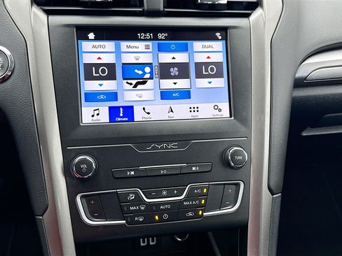 Used 2019 Ford Fusion SE FWD image 12