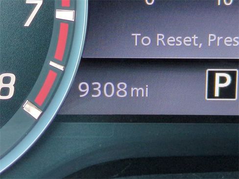 Used 2024 Nissan Titan SV w/ SV Convenience Package image 26