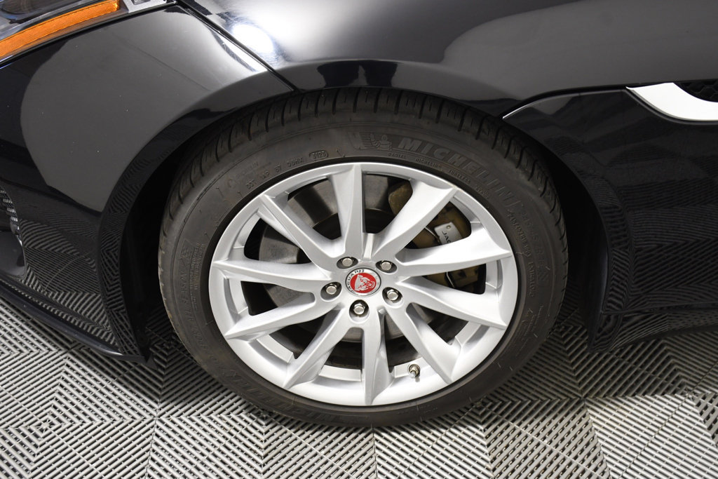 Used 2018 Jaguar F-TYPE Coupe RWD image 11