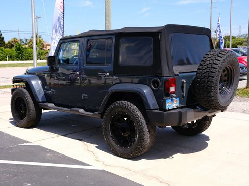 Used 2017 Jeep Wrangler Unlimited Sahara w/ Connectivity Group AWD/4WD image 7