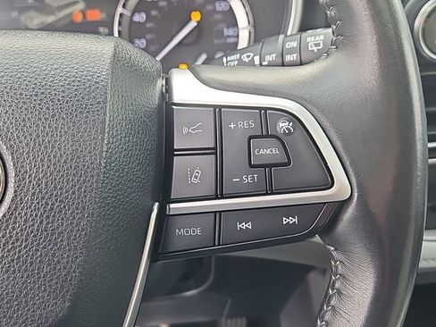 Used 2022 Toyota Highlander XLE image 23