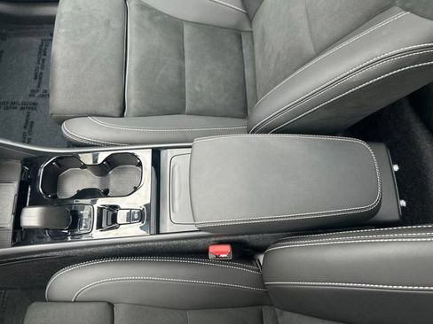 Certified 2025 Volvo XC40 B5 Plus AWD/4WD image 27