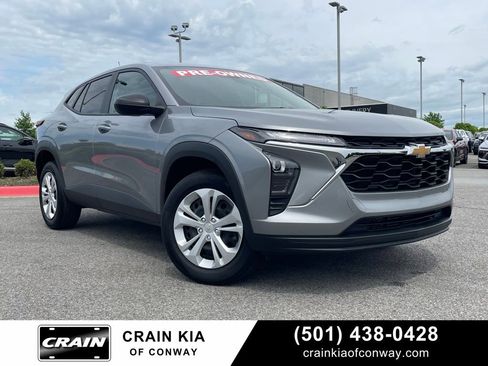 Used 2025 Chevrolet Trax LS FWD image 1