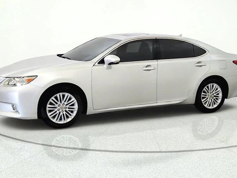 Used 2014 Lexus ES 350 w/ Luxury Package FWD image 3