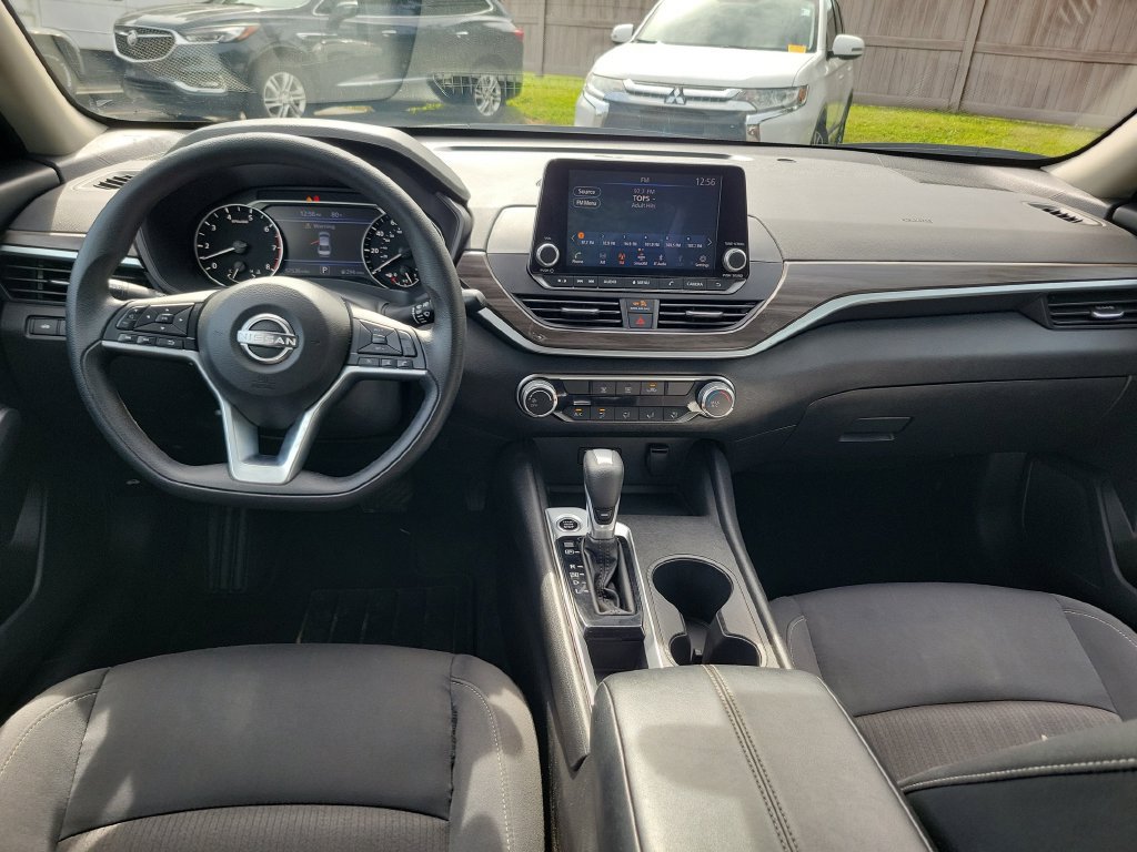 Used 2025 Nissan Altima 2.5 SV FWD image 11