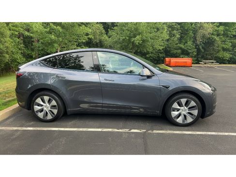 Used 2023 Tesla Model Y Long Range AWD/4WD image 3