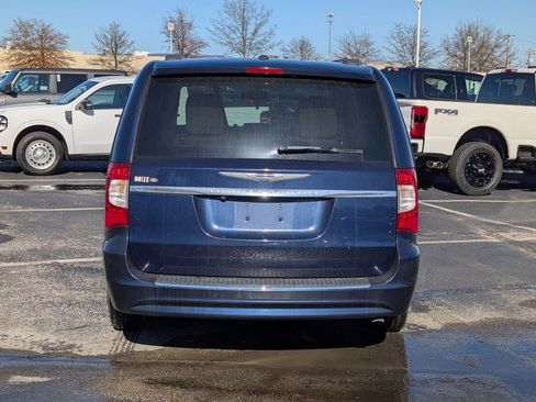 Used 2016 Chrysler Town & Country Touring image 6
