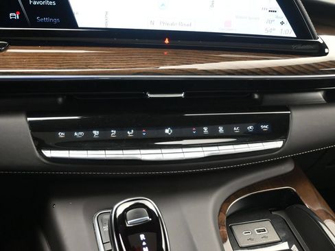 Used 2024 Cadillac Escalade ESV Premium Luxury Platinum AWD/4WD image 18