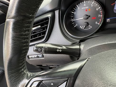 Used 2018 Nissan Rogue SV image 36