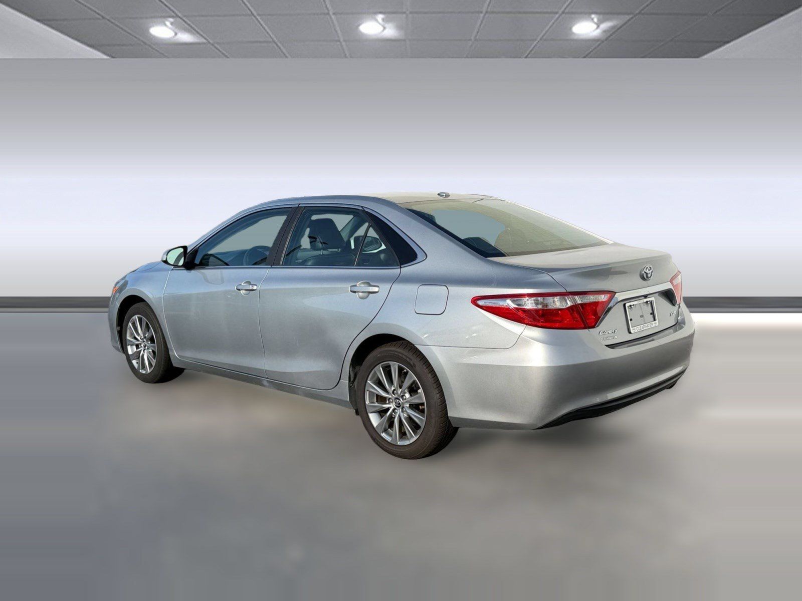 Used 2017 Toyota Camry XLE w/ Moonroof Package FWD image 3