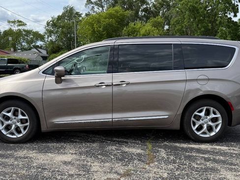 Used 2017 Chrysler Pacifica Touring-L w/ Tire & Wheel Group FWD image 3