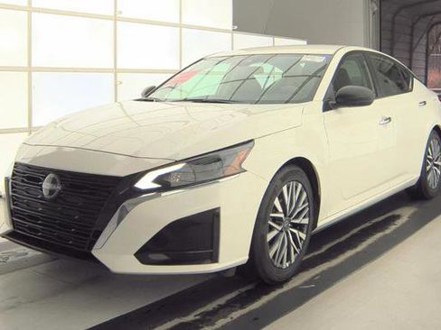 Used 2025 Nissan Altima 2.5 SV image 2