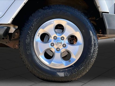 Used 2013 Jeep Wrangler Unlimited Sahara w/ Connectivity Group AWD/4WD image 9