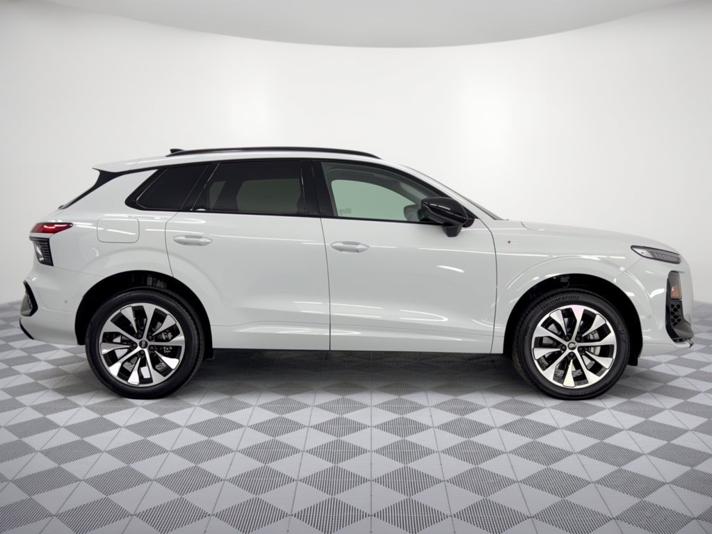 Used 2026 Audi Q3 quattro 2.0T w/ Driver Assistance Package AWD/4WD image 8