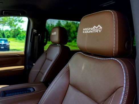 Used 2024 Chevrolet Suburban High Country RWD image 12