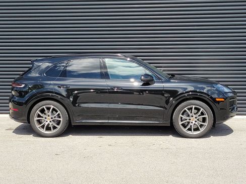 Certified 2025 Porsche Cayenne AWD/4WD image 8