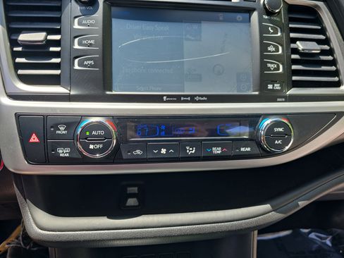 Used 2017 Toyota Highlander SE AWD/4WD image 24