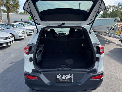 Used 2018 Jeep Cherokee Latitude w/ Altitude Package FWD image 22