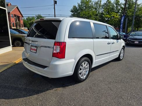 Used 2016 Chrysler Town & Country Touring w/ Driver Convenience Group FWD image 40