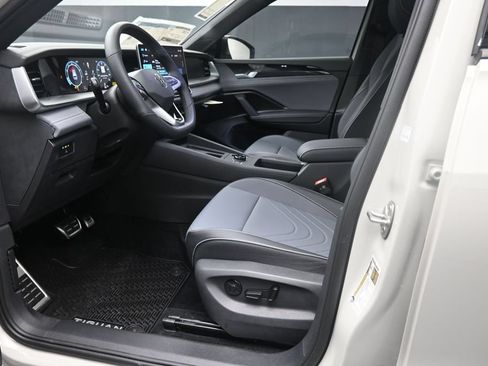 New 2026 Volkswagen Tiguan SE R-Line FWD image 17