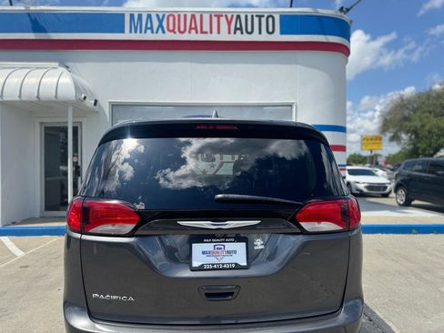 Used 2019 Chrysler Pacifica Touring-L FWD image 24