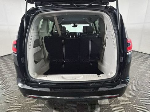 Used 2024 Chrysler Pacifica Touring-L FWD image 27