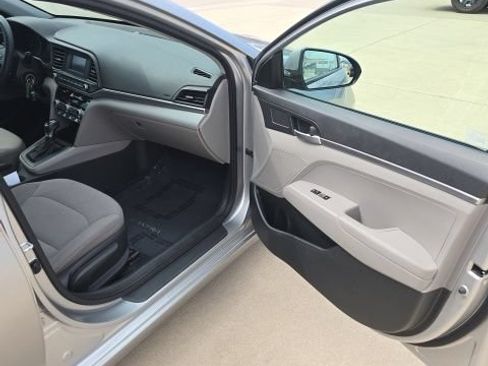 Used 2020 Hyundai Elantra SE FWD image 27