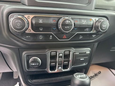 Used 2019 Jeep Wrangler Unlimited Sahara image 18