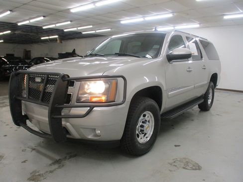 Used 2007 Chevrolet Suburban 2500 LT w/ LT Preferred Equipment Group AWD/4WD image 3