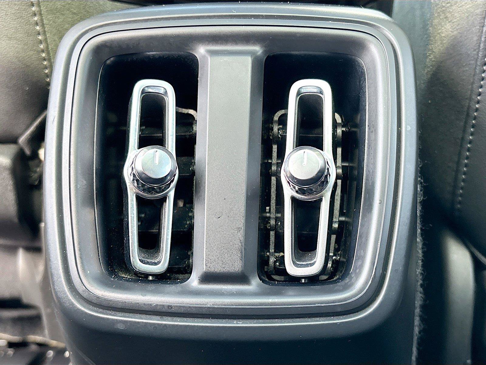 Used 2019 Volvo XC40 T4 R-Design FWD image 25