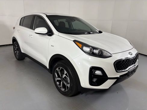 Used 2022 Kia Sportage LX image 2