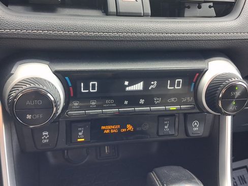 Used 2020 Toyota RAV4 XLE w/ Convenience Package AWD/4WD image 17