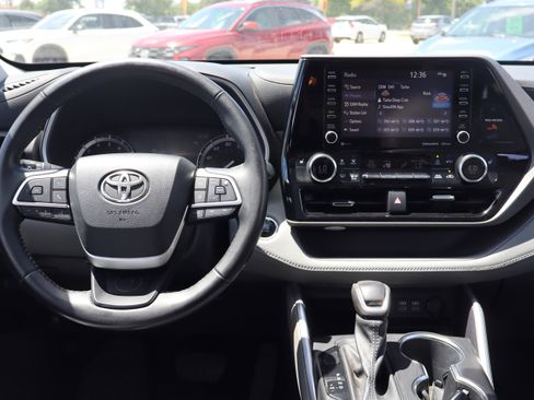 Used 2022 Toyota Highlander XLE AWD/4WD image 15