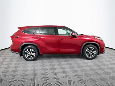 Used 2022 Toyota Highlander XLE image 4