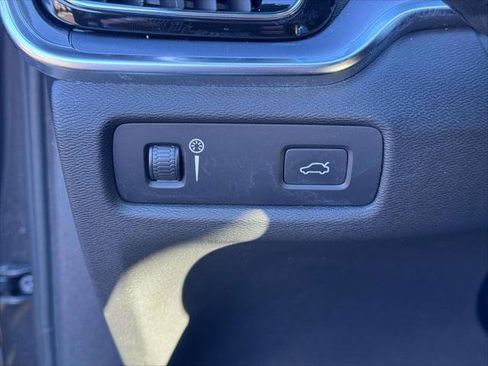 Used 2019 Volvo S60 T6 Momentum w/ Multimedia Package image 19