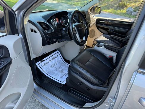 Used 2016 Chrysler Town & Country Touring FWD image 7