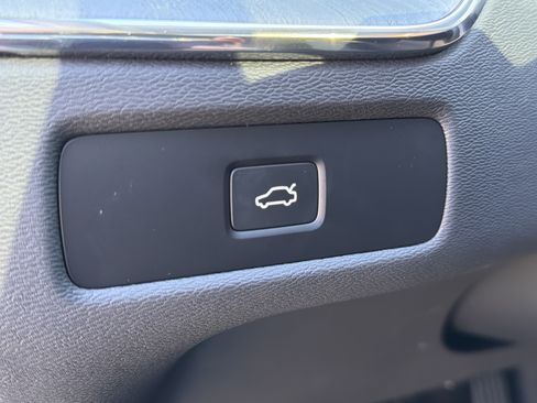 Certified 2025 Volvo XC60 B5 Plus image 22