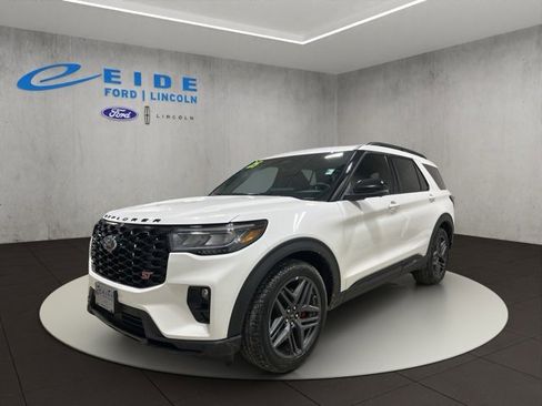 Used 2025 Ford Explorer ST image 2