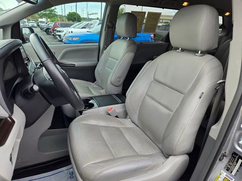Used 2017 Toyota Sienna XLE AWD/4WD image 16