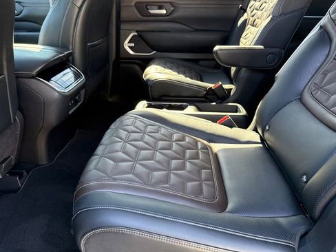 Used 2025 Nissan Armada Platinum image 18