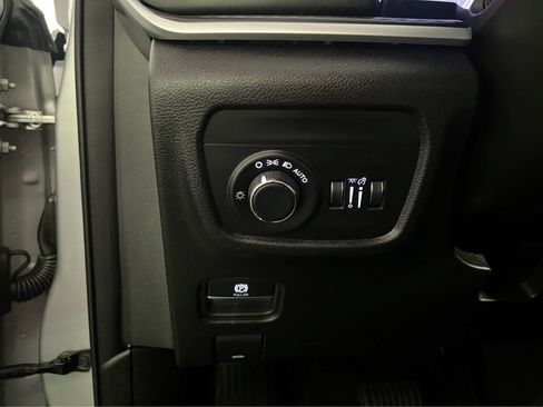 Used 2025 Jeep Grand Cherokee Altitude AWD/4WD image 21