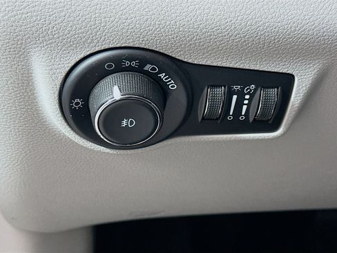 Used 2023 Jeep Compass Latitude AWD/4WD image 17