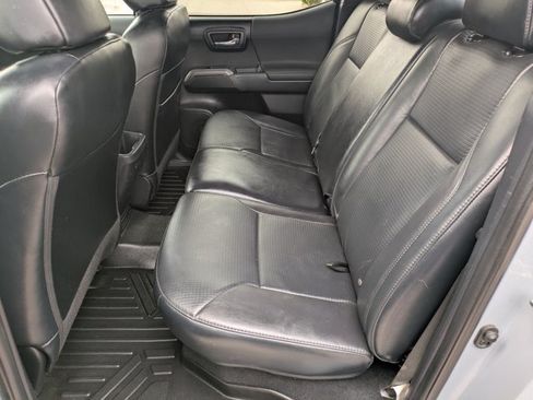 Used 2019 Toyota Tacoma TRD Off-Road AWD/4WD image 17