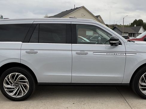 Used 2025 Lincoln Navigator Reserve AWD/4WD image 4