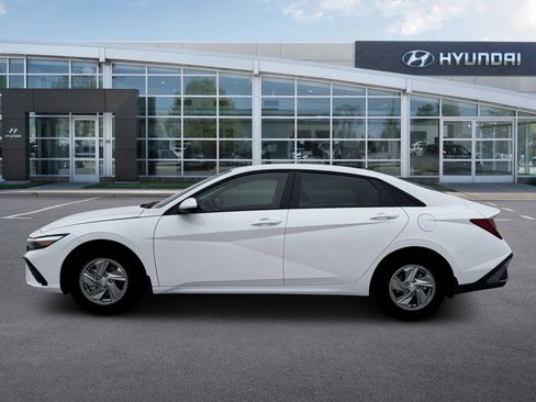 New 2026 Hyundai Elantra SE image 3
