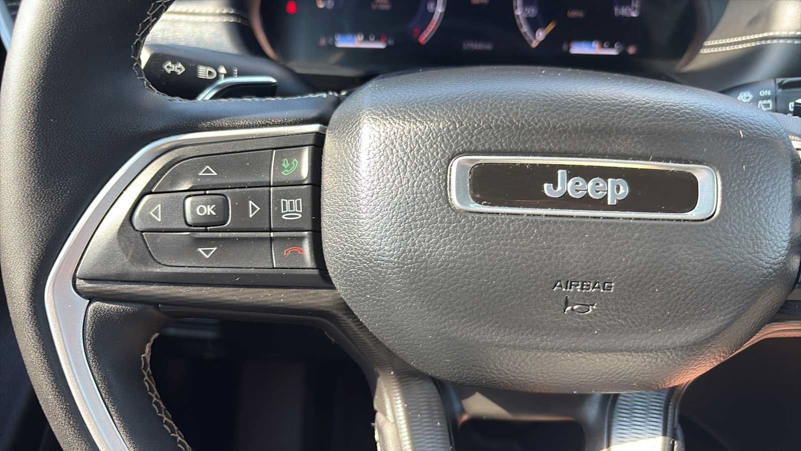 Used 2025 Jeep Grand Cherokee Altitude AWD/4WD image 14