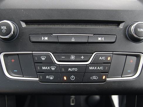 Used 2017 Ford Fusion SE w/ Fusion SE Technology Package FWD image 26
